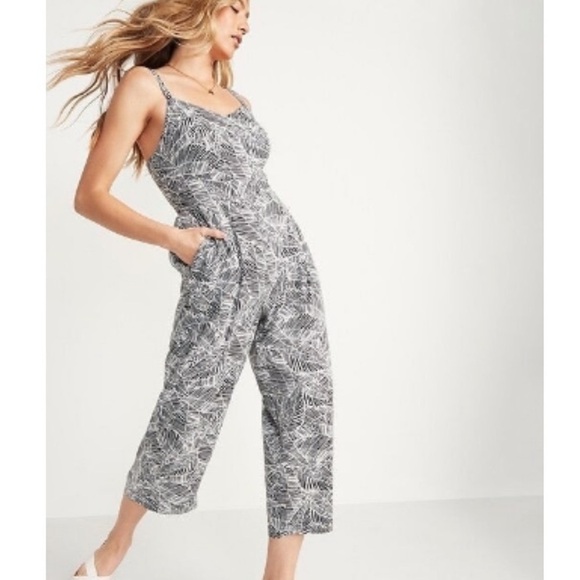 NWT Old Navy Black/White Palm Print Sleeveless Tank One Piece Jumpsuit Size XS - Picture 1 of 9